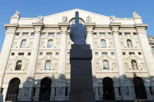 Borse Europee piatte, male Milano